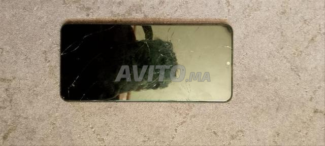 Samsung A12 bon état, quelques fissures sur le verre - 2