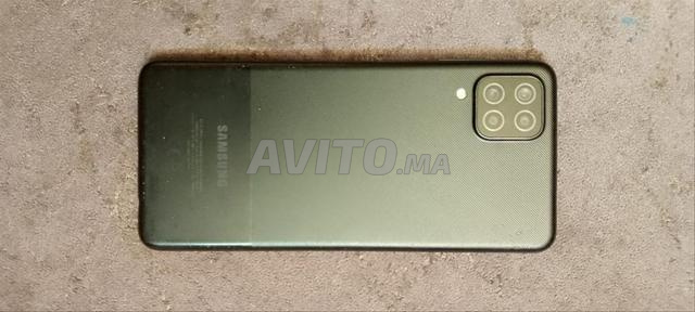 Samsung A12 bon état, quelques fissures sur le verre