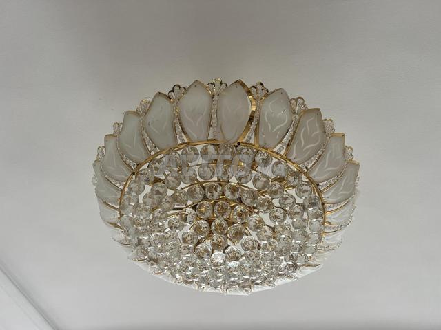 Deux plafonniers en cristal