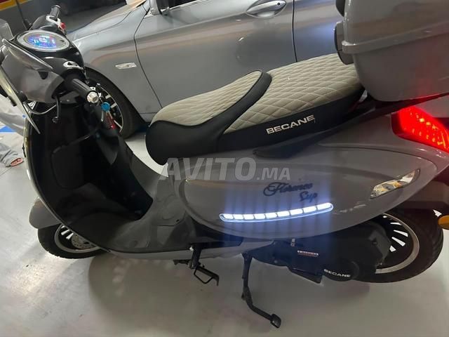 À vendre Scooter BECANE 50 cc État neuf - 2