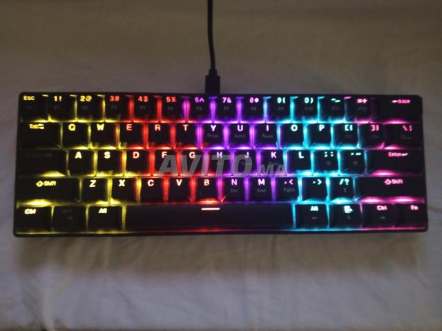  Clavier mécanique RGB avec 5 keycaps supplémentaires 