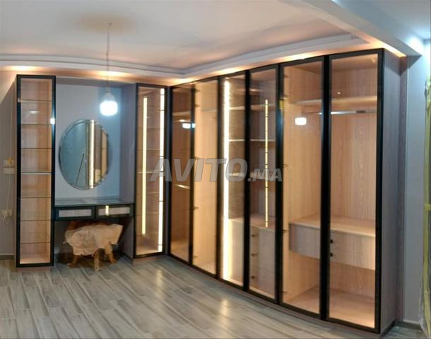 خزانة ملابس بتصميم مخصص مع طاولة زينة مدمجة - 2