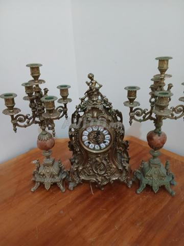 Ensemble horloge et chandeliers en cuivre antique