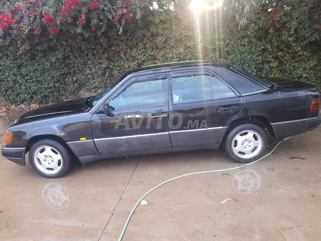 Mercedes-Benz 250 1985 photo 3