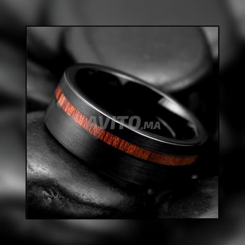 Bague noire de luxe incrustée de bois naturel, toute nouvelle