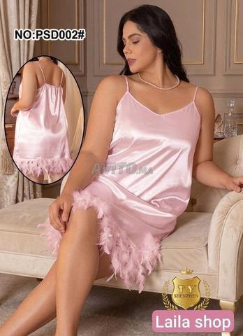 Chemise de nuit satinée avec plumes - 2