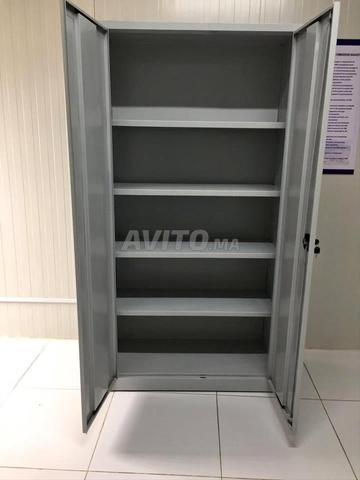 Armoire de classement métallique avec étagères 