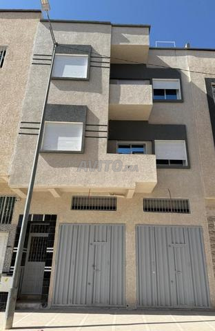 Maison composée de deux étages et deux locaux commerciaux