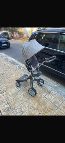 Une poussette Stokke