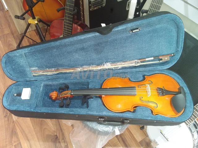 Violon avec étui et archet à vendre.