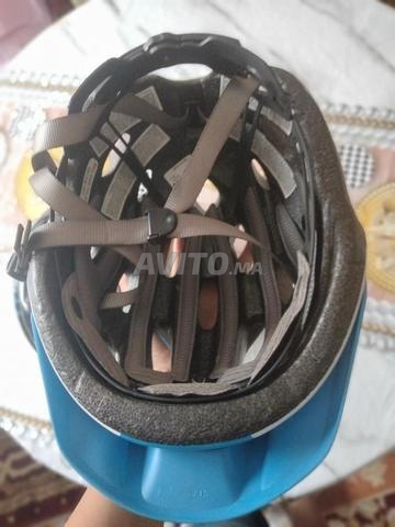 Casque de vélo bleu et blanc en bon état - 2