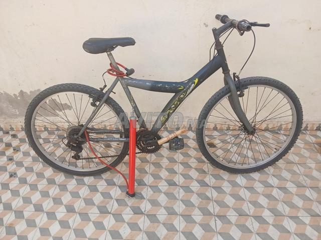 Vélo, pompe à pneus et antivol