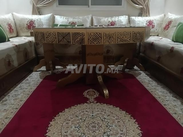 طاولة كبيرة وطاولتان صغيرتان للبيع - 2