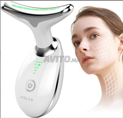 Appareil de rasage pour le visage et le cou et réduction des rides