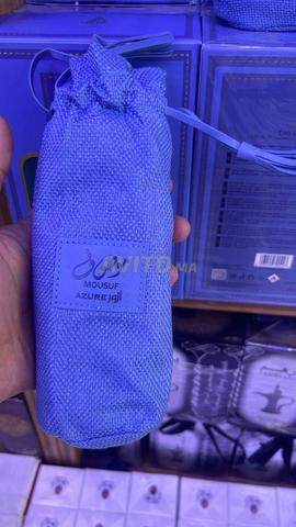 Ce parfum est MOUSUF AZURE bleu.