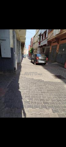 محل للبيع بمساحة 21 متر مربع مزود بالماء والكهرباء - 2