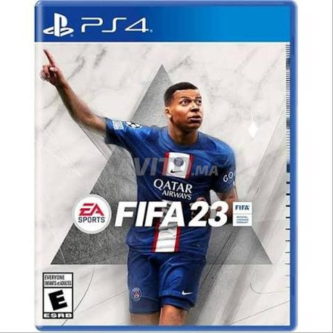 PS4 Slim blanche et 5 jeux CD - 2