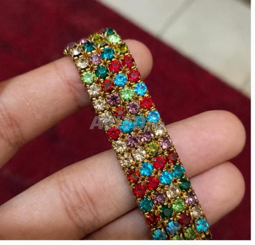 سوار نسائي أنيق مرصع بأحجار ملونة حالة جيدة جدا