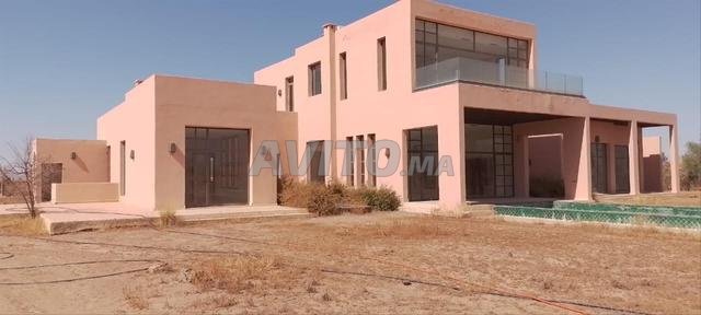 Grande villa de 800 m² sur terrain de 18000m²