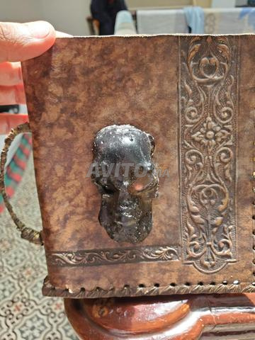 Ancien livre juif accompagné de décorations rouges