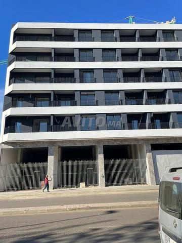 Magasins à vendre et à louer / À côté de Marjane