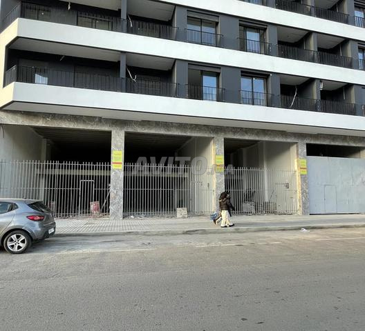 Magasins à vendre et à louer / À côté de Marjane