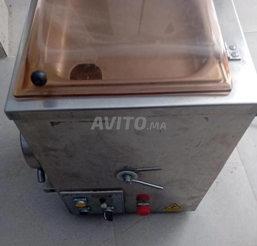 Machine à viande avec réfrigérateur, la viande hachée sort froide - 2