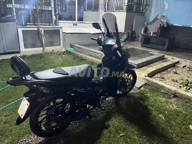 Moto neuve, à peine utilisée, était dans le garage - 2