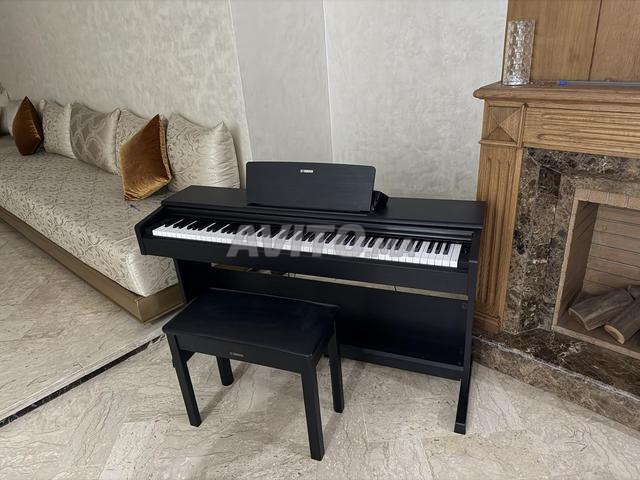 Piano Yamaha Arius YDP-105 presque neuf.