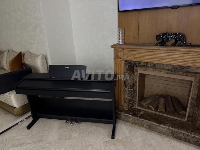 Piano Yamaha Arius YDP-105 presque neuf. - 2