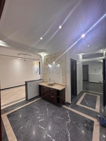 Immeuble avec 5 appartements et 2 magasins
