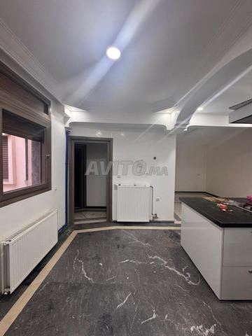 Immeuble avec 5 appartements et 2 magasins