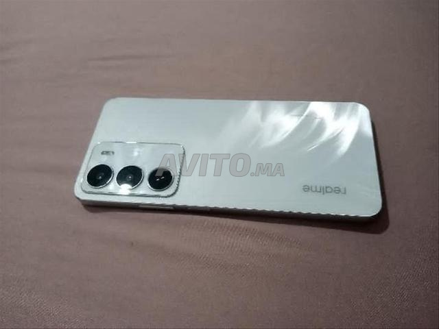 Téléphone Realme C71 avec sa housse - 2
