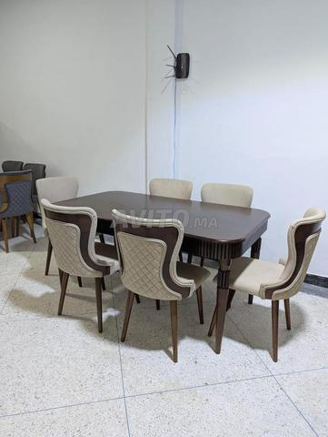 Table avec 6 chaises en véritable bois de thuya, finition soignée
