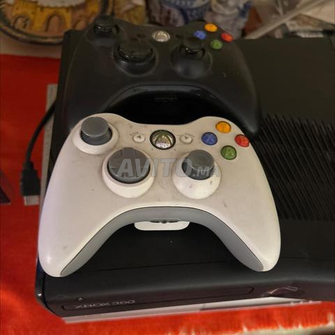 Xbox 360 avec deux manettes noir et blanches