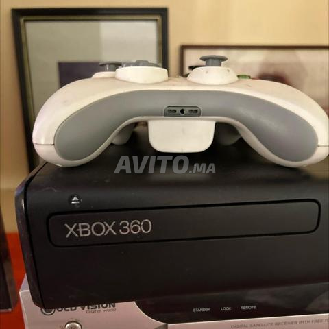 Xbox 360 avec deux manettes noir et blanches - 2