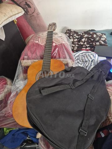 Guitare avec pochette - 2