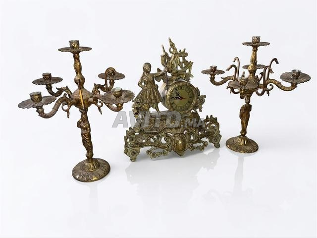 Horloge avec deux chandeliers