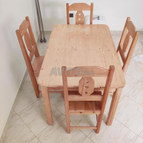 Table à manger en bois avec 4 chaises – Bon état - 2