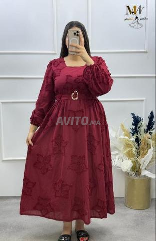 Robe brodée avec doublure et ceinture