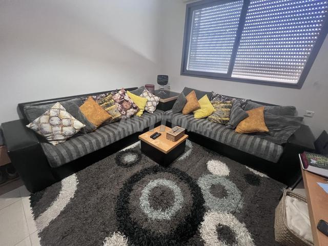 🛋️ صالون زاوية على شكل حرف L رمادي – بحالة جيدة – 3500 درهم