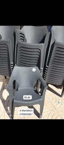 Chaises de café et snacks disponibles en couleurs