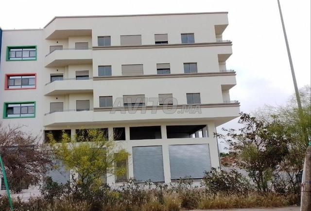 Magasin d’angle 83 m², 2 façades, 5 rideaux, Voies 30m - 2