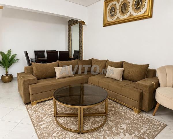 كنبة على شكل حرف L مع طاولة - 2