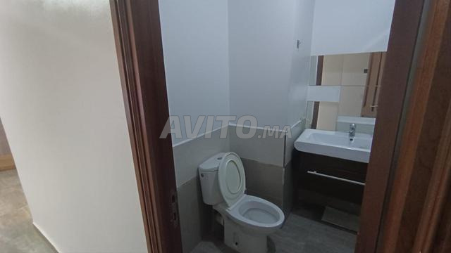 APPARTEMENT VIDE 4E IMM AVEC ASCENSEUR - 2