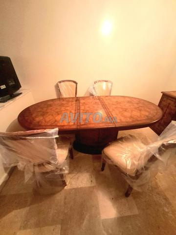 Table avec 4 chaises en bois - 2