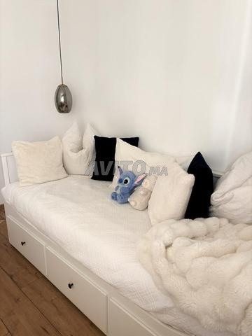Lit IKEA avec table de chevet - 2