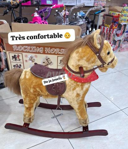 Le cheval du bonheur pour votre petit avec un son de cheval