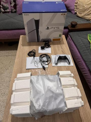 PS5 Slim Standard avec lecteur CD, utilisée 1 mois avec 30 jeux