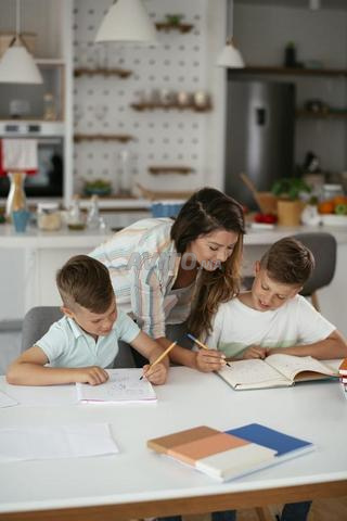 رعاية أطفال، تنظيف، مساعدة، طبخ